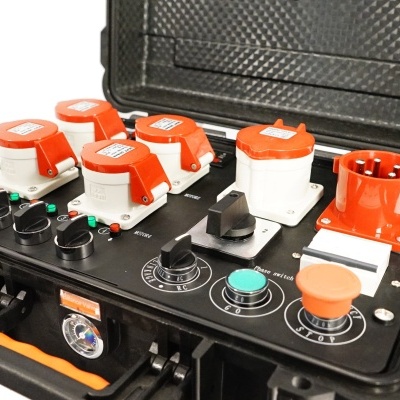 Caixa preta com dispositivos elétricos industriais e tomadas vermelhas