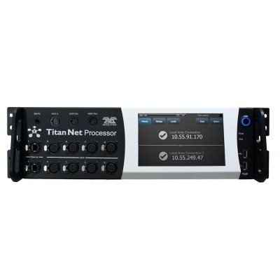 Processador Titan Net preto e branco com visor digital e entradas XLR