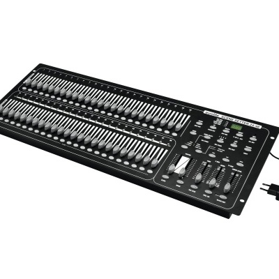 Consola de iluminação preta com botões deslizantes prateados e botões