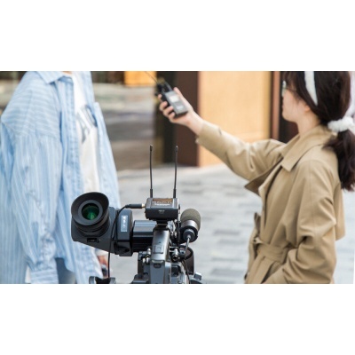 Câmara de vídeo profissional a gravar entrevista exterior