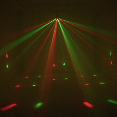 Luzes vermelhas e verdes projetadas numa sala escura