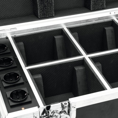 Mala de transporte preta com divisórias e tomadas elétricas