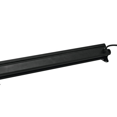 Barra luminosa LED preta com cabo em fundo branco