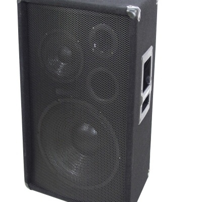 Coluna de som preta com grelha de metal e pega lateral