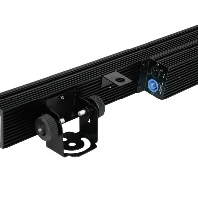 Barra luminosa LED preta com suporte metálico ajustável.