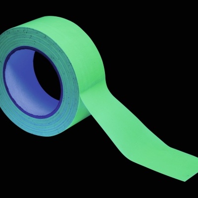 Rolo de fita adesiva verde com interior azul sobre fundo preto