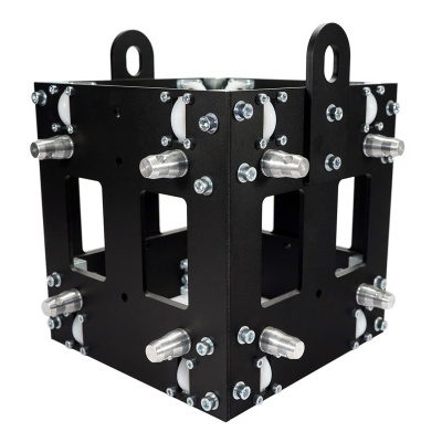 Suporte cúbico preto de metal com parafusos e alças