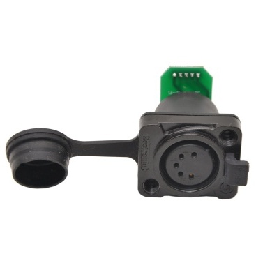 Conector elétrico preto de quatro pinos com tampa de borracha e base quadrada