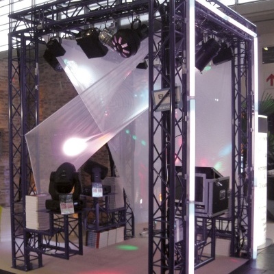 Estrutura metálica para iluminação profissional em interior com equipamentos de luz e som