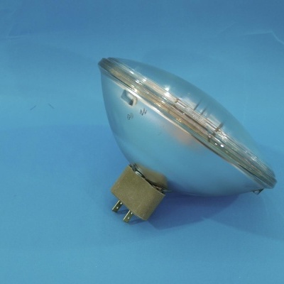 Lâmpada de halogéneo com base quadrada em fundo azul