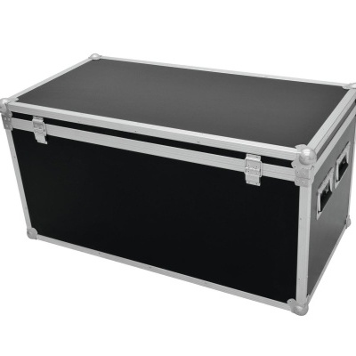 Caixa de transporte preta com armação metálica prateada e alças laterais preta