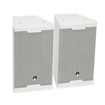 Duas colunas de som brancas com grelha perfurada