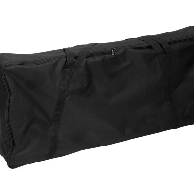 Mala de transporte preta de tecido com fecho e pegas sobre fundo branco