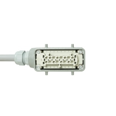Conector elétrico retangular cinzento com múltiplos pinos e cabo branco