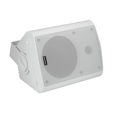 Coluna de som branca com grelha perforada e suporte lateral ajustável