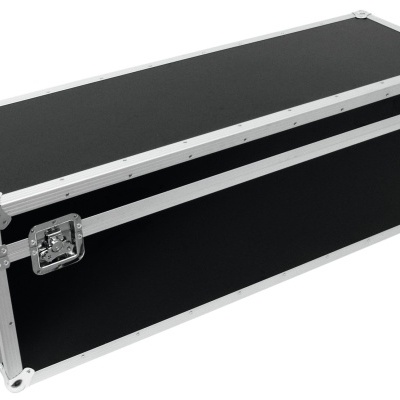 mala rígida preta com acabamento em alumínio prateado e trancas metálicas