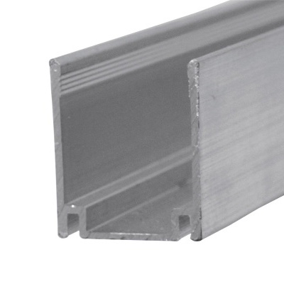 Perfis de alumínio prateados com acabamento liso e texturizado