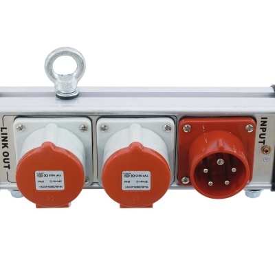 Tomada elétrica trifásica com três conectores laranja e caixa metálica prateada