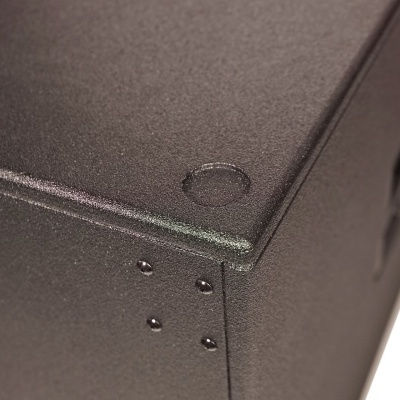 Canto de caixa preta de metal com parafusos visíveis e textura.