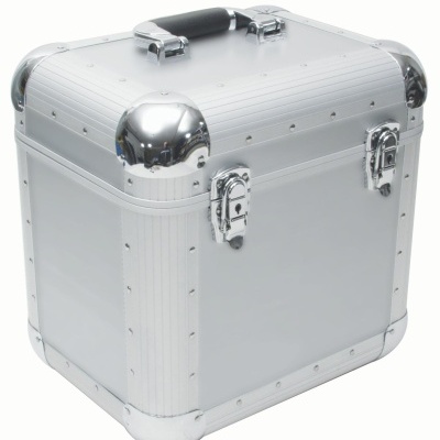 Maleta metálica prateada com fechaduras e pega preta