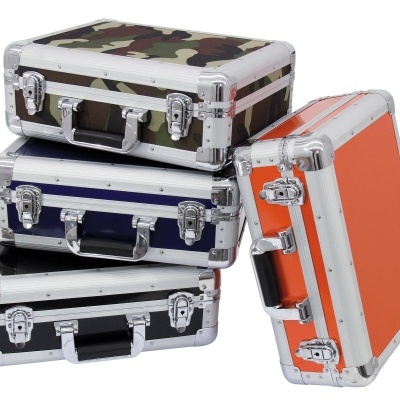 Quatro malas rígidas coloridas com fechos metálicos