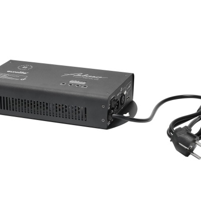 Transformador eletrónico preto com cabo elétrico e inscrições em branco