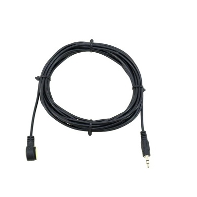 Cabo preto comprido com jack 3,5 mm e conector retangular sobre fundo branco.