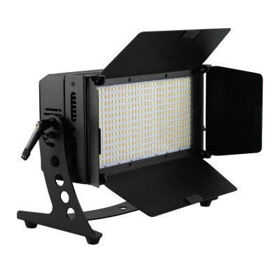 Refletor LED preto com painel de LEDs e barn doors