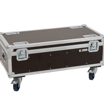 Mala de transporte retangular com reforços metálicos e rodas