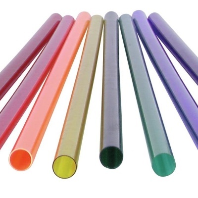 Oito tubos coloridos translúcidos alinhados sobre fundo branco.