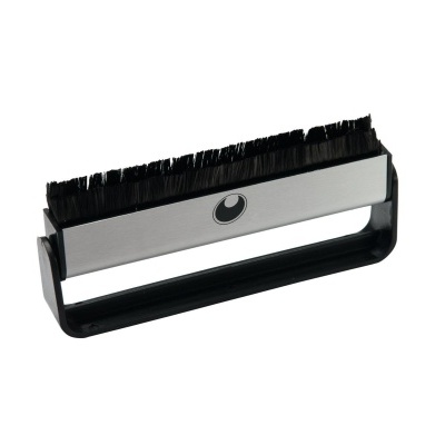 Escova para teclado preta com pega preta e parte superior metálica cinza com símbolo