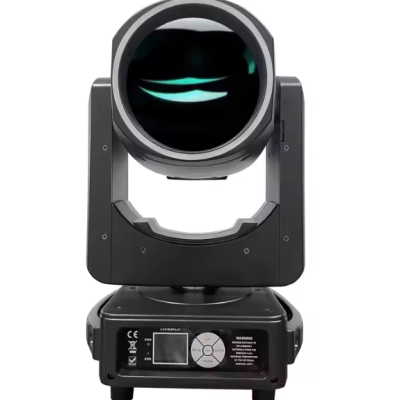 Luz profissional de palco móvel preta com lente circular e painel de controlo digital.