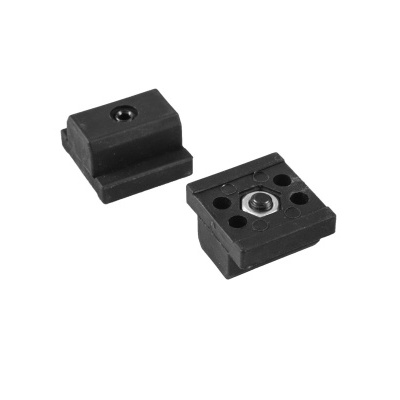 Peças retangulares pretas com furos para parafuso sobre fundo branco