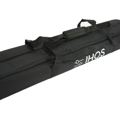 Bolsa de transporte preta com alças e fecho de correr com a palavra JHOS