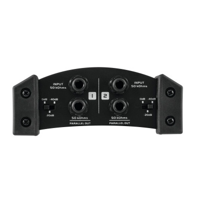 Dispositivo áudio preto com entradas e saídas jack e rótulos de ganho