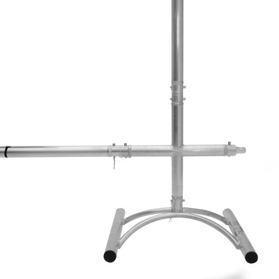 Estrutura metálica prateada com base arqueada