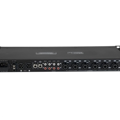 Equipamento áudio preto com várias entradas e conectores em formato rack