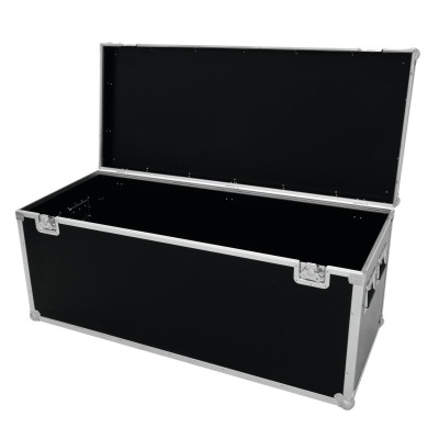 Baú retangular preto com bordas de metal prateado aberto