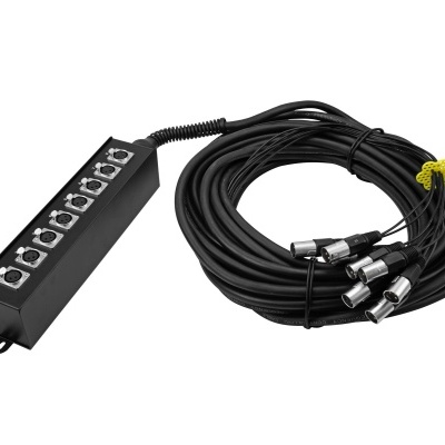 Divisor de áudio preto com 8 conectores XLR e cabo longo preto com cinco conectores XLR