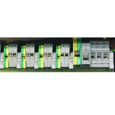 Painel elétrico com disjuntores brancos e verdes e fios amarelos