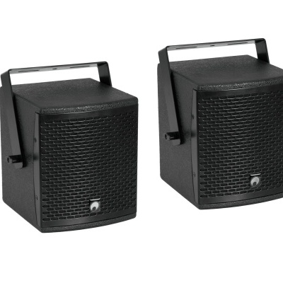 Par de colunas áudio compactas pretas com grelha frontal texturada e suporte metálico