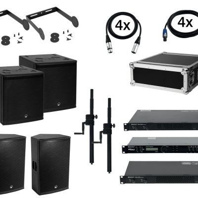 Equipamento de áudio PA composto por colunas, subwoofers, suportes, cabos, caixa de transporte e amplificadores pretos.