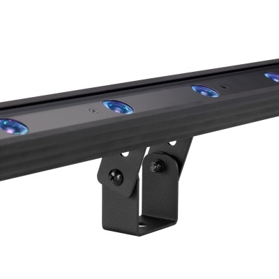 Barra de iluminação LED preta com lentes azuis e suportes metálicos negros