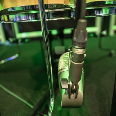 Microfone e tambores com iluminação verde