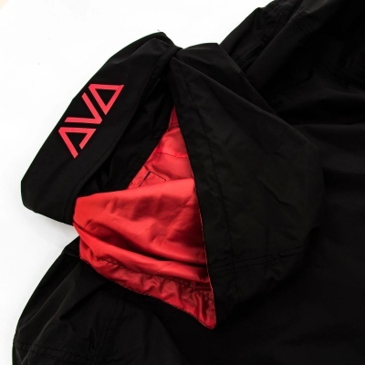 Casaco preto com interior vermelho no capuz e logótipo AIVA em vermelho