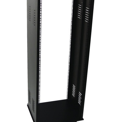 Estrutura metálica preta para equipamentos de 19 polegadas com rodas e aberturas laterais