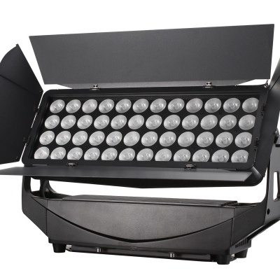 Projetor LED profissional preto com 40 lentes e aletas ajustáveis