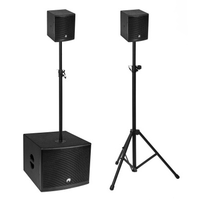 Par de colunas de som com subwoofer e suportes em fundo branco