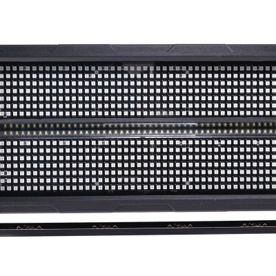 Luz rectangular preta com grelha metálica e suporte ajustável