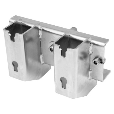 Suporte metálico prateado com encaixes e orifícios em formato de fechadura